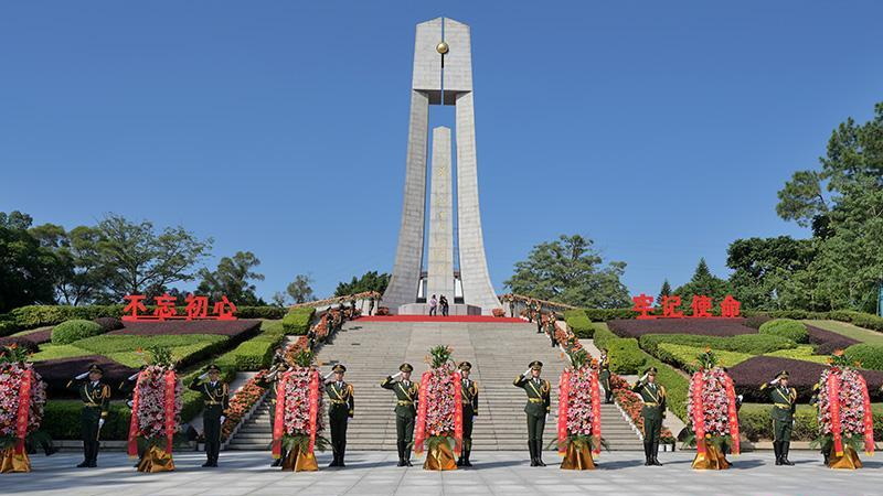烈士纪念日向革命烈士敬献花篮仪式在榕举行